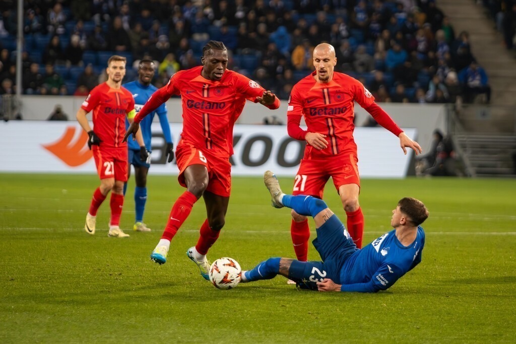 Fußball UEFA Europa League, Saison 2024/25, 6. Spieltag: TSG Hoffenheim gegen Steaua Bukarest. Bild: Foulspiel von Joyskim Dawa (5, Bukarest) an Adam Hlozek (23, Hoffenheim) | Fußball UEFA Europa League, Saison 2024/25, 6. Spieltag: TSG Hoffenheim gegen Steaua Bukarest. Bild: Foulspiel von Joyskim Dawa (5, Bukarest) an Adam Hlozek (23, Hoffenheim) - Realisiert mit Pictrs.com