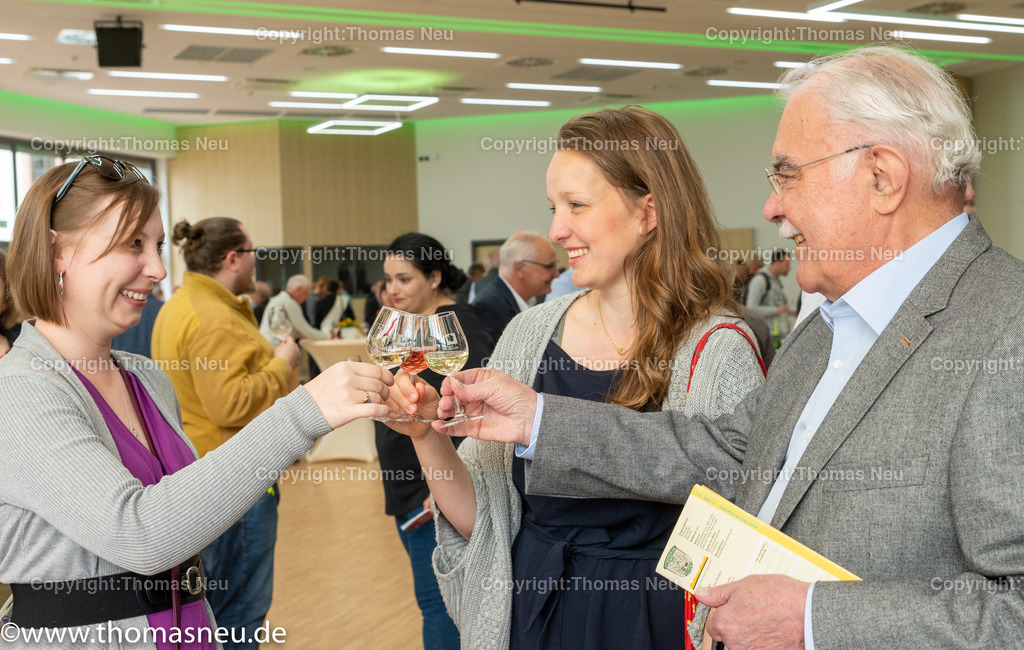 DSC_8019 | Der Bergsträßer Weintreff ist traditionell die Auftaktveranstaltung für den Bergsträßer Weinfrühling. Alljährlich April  bietet der Weintreff im Bürgerhaus Bensheim die einmalige Gelegenheit, fast 170 Bergsträßer Weine, Seccos und Sekte von 19 Weinbaubetrieben an einem Ort zu probieren. Nahezu alle Bergsträßer Betriebe sind vertreten und bieten ihre Spezialitäten an. Bild: Thomas Neu