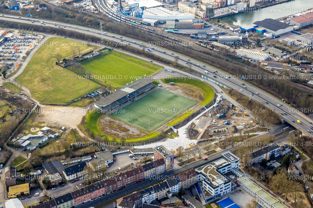 Gelsenkirchen250202839Sued | Luftbild, Fußballstadion Glückauf-Kampfbahn mit Tribüne, DJK Teutonia Schalke-Nord 1921 e.V., Baustelle Ernst-Kuzorra-Platz, Verkehrsaufkommen auf der Autobahn A42, Schalke-Nord, Gelsenkirchen, Ruhrgebiet, Nordrhein-Westfalen, Deutschland
