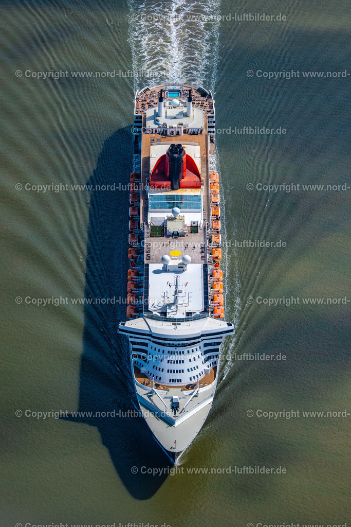 Queen_Mary_2_Kreuzfahrtschiff_ELS_9072150622 | BALJE 15.06.2022 Passagierschiff und Luxusliner- Schiff Queen Mary 2 in voller Fahrt auf der Elbe in Höhe Balje Landkreis Stade. // Passenger ship and luxury liner ship Queen Mary 2 at full speed on the Elbe near Balje in the district of Stade. Foto: Martin Elsen