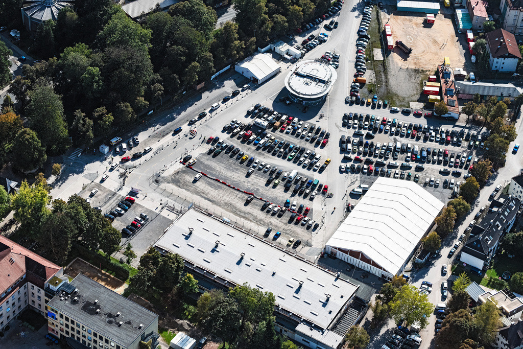 dr__0092291.jpg | ROSENHEIM 01.10.2021 Platz- Ensemble Loretowiese mit Impfzentrum und Teststelle im Innenstadt- Zentrum in Rosenheim im Bundesland Bayern, Deutschland. // Ensemble space an place Loretowiese with Impfzentrum and Teststelle in the inner city center in Rosenheim in the state Bavaria, Germany. Foto: Daniel Reiter