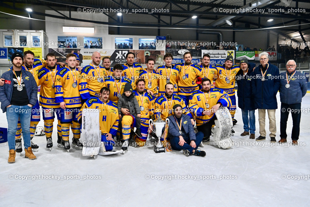ESC SOCCERZONE STEINDORF vs. 1. EHC Althofen | Mannschaftsfoto Vizemeister EHC Althofen, ESC SOCCERZONE STEINDORF vs. 1. EHC Althofen, Siegerehrung ESC SOCCERZONE STEINDORF & 1. EHC Althofen am 08.03.2025 in Steindorf (Ossiachersee Halle), Austria, (Photo by Bernd Stefan)