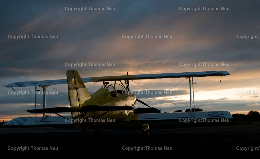 Flieger_1 | Ein moderner Doppeldecker steht auf der Startbahn, getaucht ins warme Licht des Sonnenuntergangs. Technik trifft Atmosphäre – ein Bild voller Ruhe und Vorfreude auf das nächste Abenteuer am Himmel., Bild: Thomas Neu