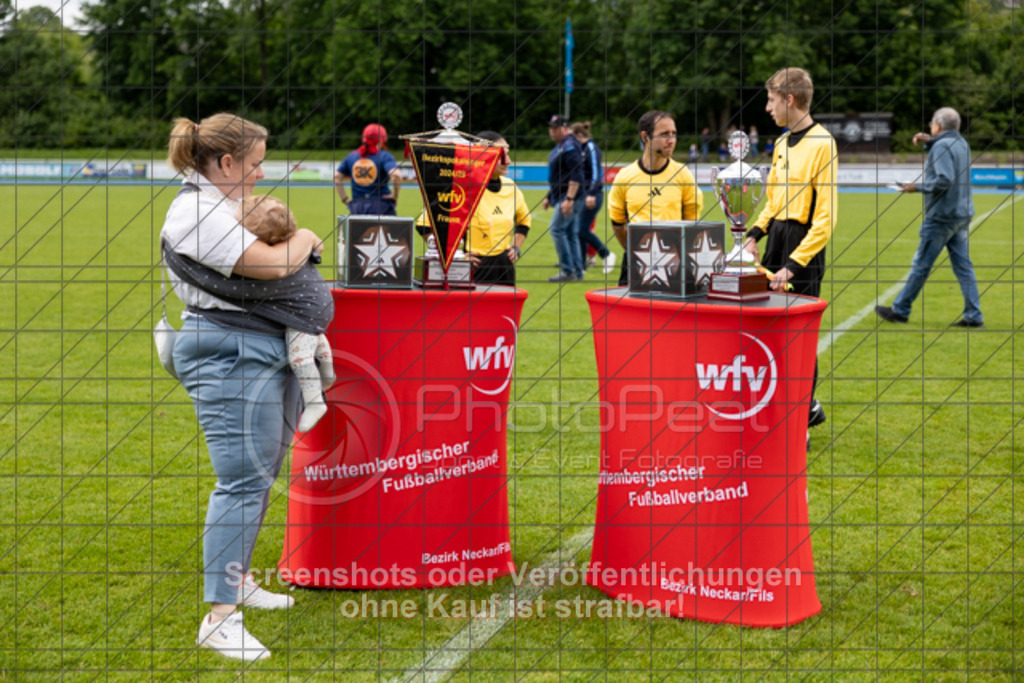 20250529_145604_1381 | #,  SGM Wendlingen-Ötlingen II (blau) vs. 1.FC Donzdorf II (schwarz), Fussball, Frauen-Bezirkspokal Finale Saison 2024/2025, Rasenplatz VfL Stadion Kirchheim, Jesinger Straße 105, 73230 Kirchheim, 29.05.2025 - 13:00 Uhr,Foto: PhotoPeet-Sportfotografie/Peter Harich