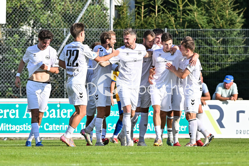 FC Pipinsried - SV Wacker Burghausen | Jubel nach dem Treffer zum 0-1 / Tor / Torschuetze / Freude / Happy / Landespokal Bayern: FC Pipinsried - SV Wacker Burghausen; Küchenstadel-Arena am 26.08.2025 / Noa-Gabriel SIMIC (SV Wacker Burghausen 16)