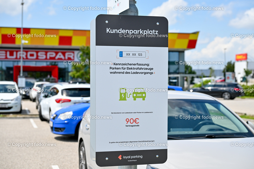 Frunpark Asten_ Parkplatz_ 07.06.2024-8 | 07.06.2024, Asten, AUT, Frunpark, Gewerbegebiet, im Bild Einkausfzentrum, Fachmarktzentrum, Parkplatz, Parkordnung, Schilder, Einfahrt, Drohne