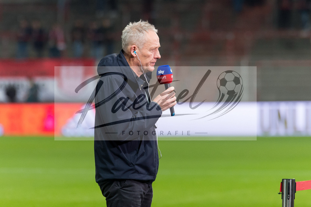 FCUFRE20211215_003 | Fussball, Herren: Trainer Christian Streich (SC Freiburg) im Interview bei dem Spiel der 1. Bundesliga zwischen 1. FC Union Berlin und SC Freiburg im Stadion An der Alten Foersterei am 15.12.2021 in Berlin, Deutschland.DFB / DFL REGULATIONS PROHIBIT ANY USE OF PHOTOGRAPHS AS IMAGE SEQUENCES AND/OR QUASI-VIDEO. - Realisiert mit Pictrs.com