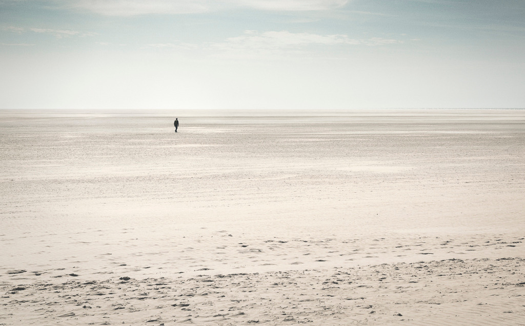Endlose Weite – St. Peter-Ording | Wo Himmel und Sand scheinbar ineinander übergehen, entfaltet sich die Weite der Nordseeküste in ihrer ganzen Stille. Dieses Bild von St. Peter-Ording lädt ein zum Innehalten, zum Durchatmen – ein Ort der Klarheit und des Minimalismus, im Panorama wird das Gefühl von Freiheit greifbar. - Realisiert mit Pictrs.com