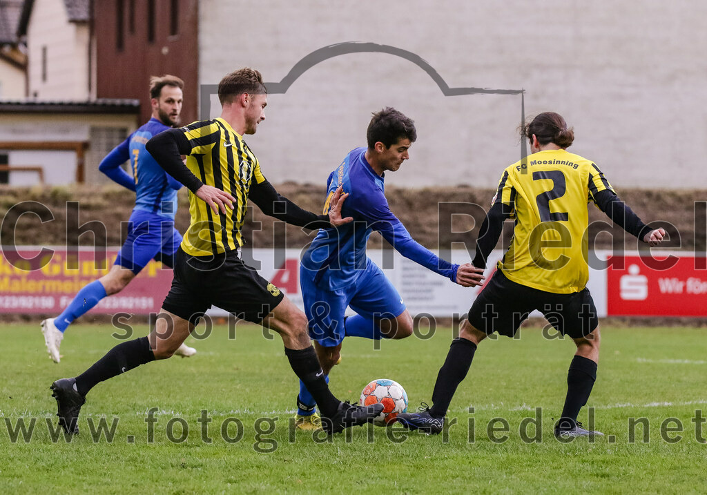 2023-11-11_024_FC_Moosinning_gegen_TSV_Peterskirchen | Moosinning, Deutschland, 11.11.2023:
Fußball, Bezirksliga Oberbayern Ost 2023 / 2024, 17. Spieltag, FC Moosinning gegen TSV Peterskirchen, Endergebnis: 5:0

Thomas Auerweck (FC Moosinning, #19), Kilian Spiel (TSV Peterskirchen, #14), Fehmi Bagci (FC Moosinning, #2)

Foto: Christian Riedel / fotografie-riedel.net