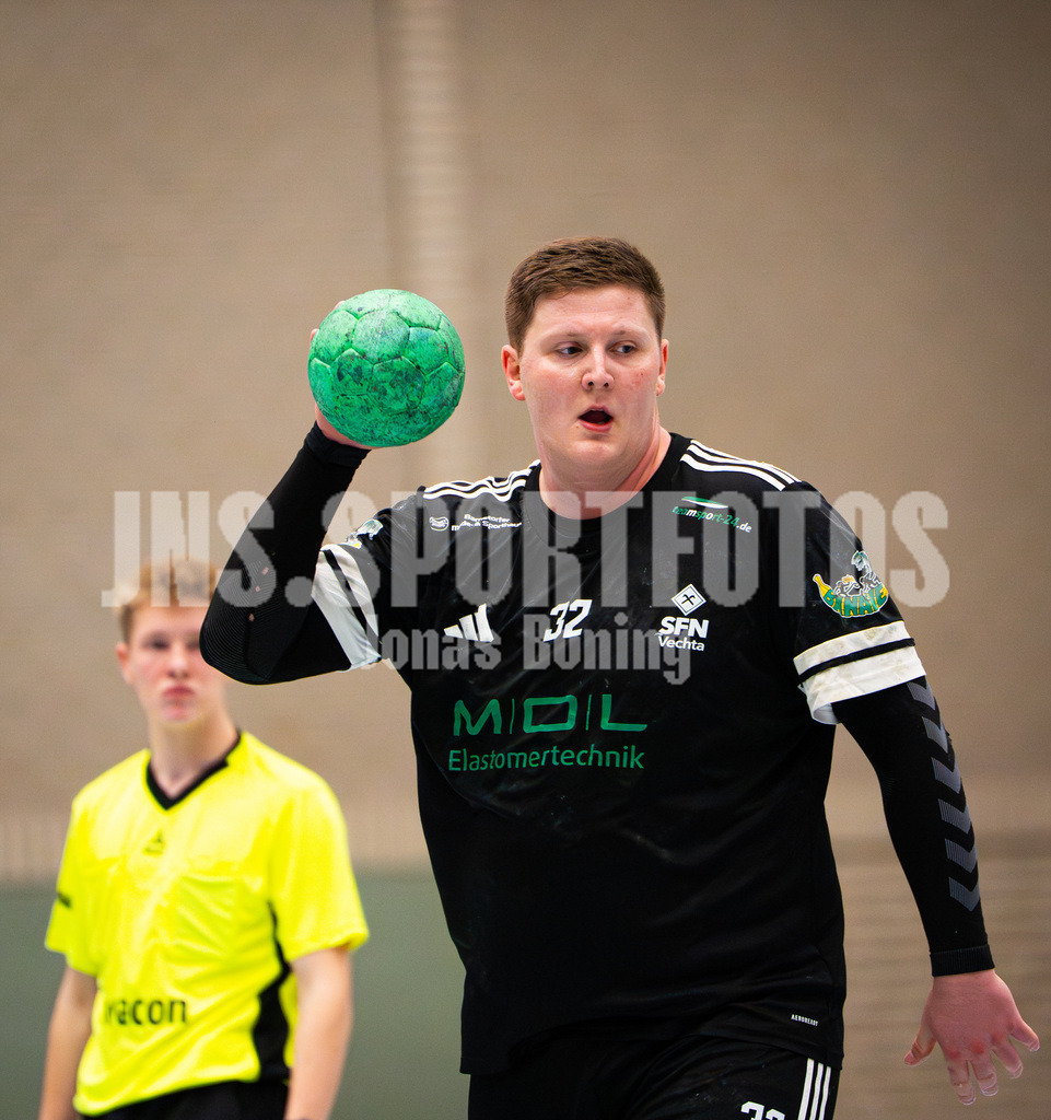 Handball I Herren I Saison 2025-2026 I Verbandsliga West I 13. Runde I SFN Vechta - HSG Varel II I 7678 | Robert Buenker (32, SFN Vechta) - Realisiert mit Pictrs.com