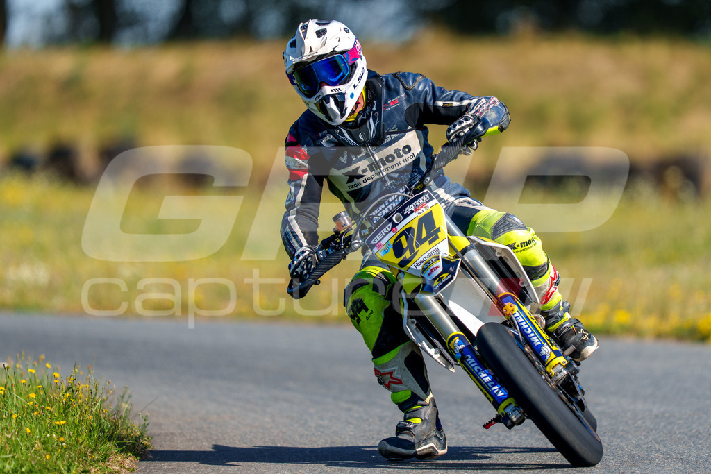 SuperMoto_Staatsmeisterschaft_Fuglau-natural-81 | GRIPcapture steht für authentische Sportfotografie in Österreich – für Momente, die mehr sind als Geschwindigkeit oder Ergebnis. Es geht um Emotion, Spannung, Fokus und den Augenblick, der oft nur einen Wimpernschlag dauert.Ob Motorsport, Teamsport oder 