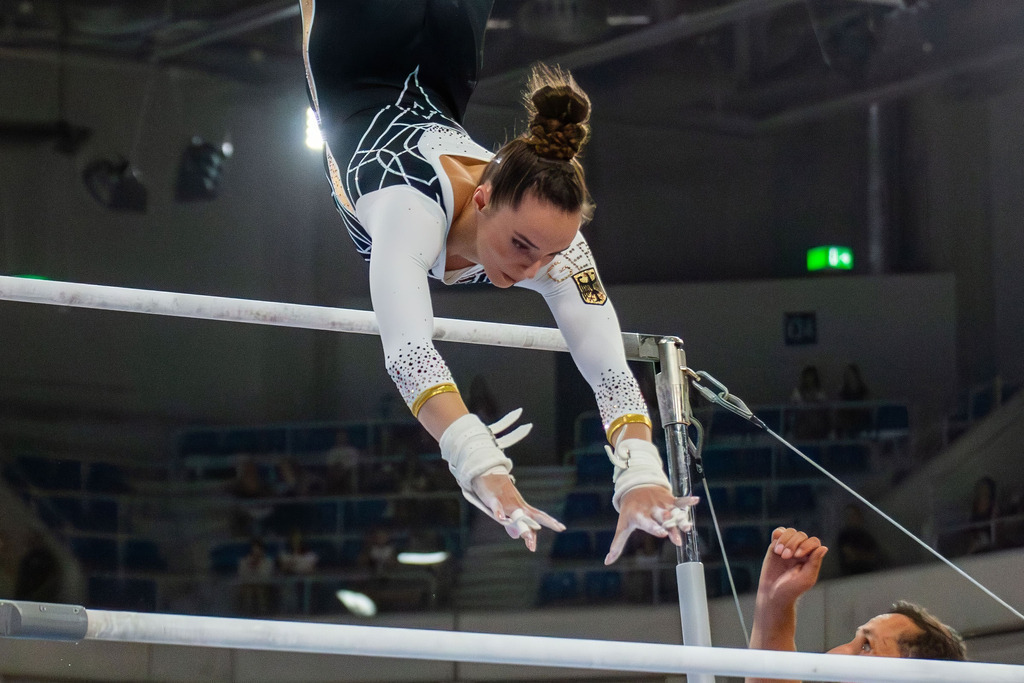 Heidelberg, 9. September 2023: Länderwettkampf der Frauen im Geräteturnen im SNP-Dome in Heidelberg. Pauline Schäfer-Betz turnt am Stufenbarren | Heidelberg, 9. September 2023: Länderwettkampf der Frauen im Geräteturnen im SNP-Dome in Heidelberg. Pauline Schäfer-Betz turnt am Stufenbarren - Realisiert mit Pictrs.com