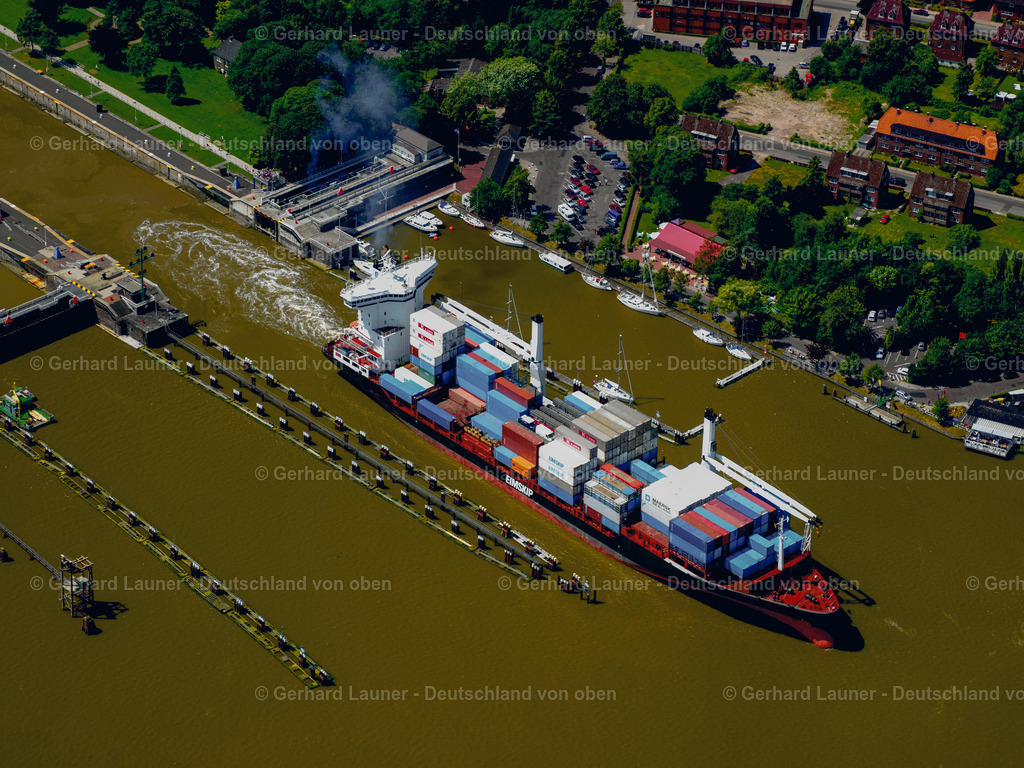 7000595 | Containerschiff an der Schleuse Brunsbüttel, Nord Ostseekanal