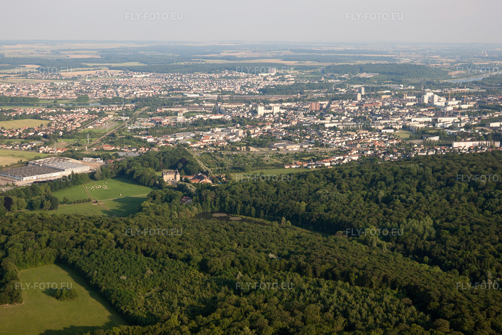 Vue aérienne: Vue de la ville à le quartier Briquerie in Thionville dans le département Moselle, France.Photo: IMG_29507.jpg prise le 26/06/2010 par Werner Riehm/FLY-FOTO.euRésolution de l'original: 4632 x 3088 px