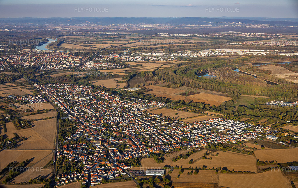 Luftbild: Ortsansicht von Südwesten im Ortsteil Heiligenstein in Römerberg im Bundesland Rheinland-Pfalz in Deutschland. – Foto: IMG_159675.jpg vom 06.10.2026 durch Werner Riehm/FLY-FOTO.de – Auflösung des Originals: 6000 x 3789 px