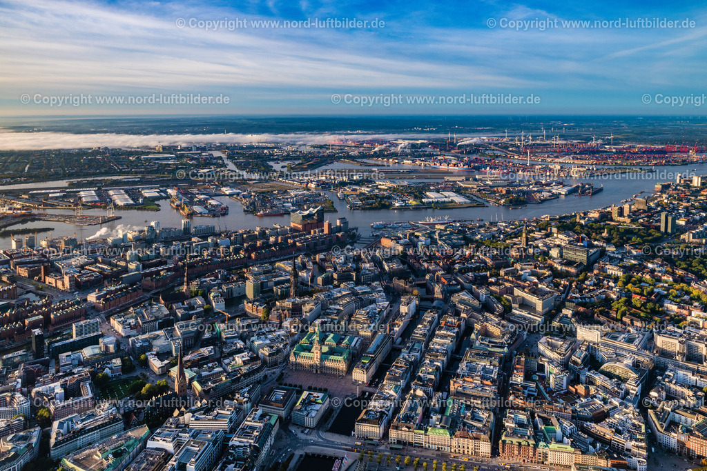 Hamburg_Mitte_ELS_0993181023 | HAMBURG 18.10.2023 Gebäude, Straßen und Kanäle der Hafencity und Speicherstadt in Hamburg, Deutschland. // Buildings, streets and canals of the Hafencity and Speicherstadt in Hamburg, Germany. Foto: Martin Elsen
