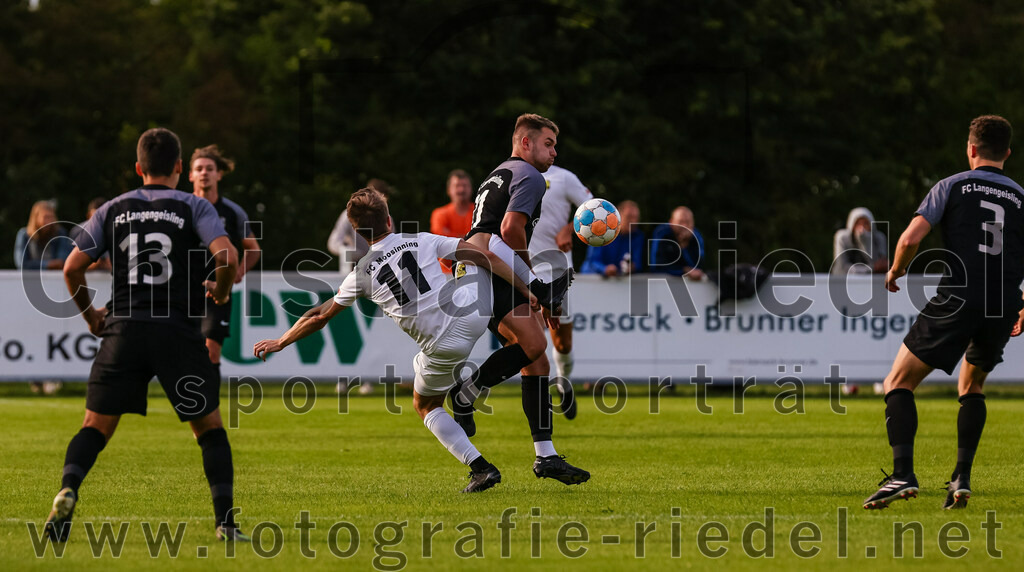 2023-08-08_035_FC_Moosinning_gegen_FC_Langengeisling | Moosinning, Deutschland, 08.08.2023:
Fußball, Bezirksliga Oberbayern Ost 2023 / 2024, 3. Spieltag, FC Moosinning gegen FC Langengeisling, Endergebnis: 0:4

Maximilian Hintermaier (FC Langengeisling, #13), Maximilian Lechner (FC Moosinning, #11), David Riederle (FC Langengeisling, #21)

Foto: Christian Riedel / fotografie-riedel.net