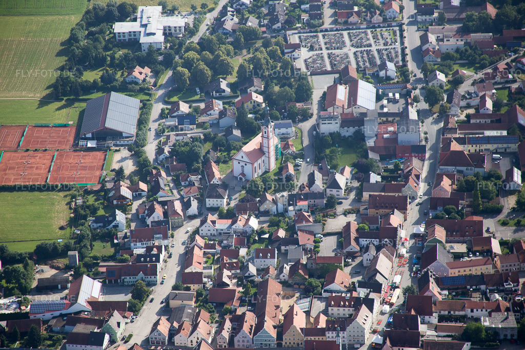 Luftbild: Ortsansicht der Straßen und Häuser der Wohngebiete in Geiselhöring im Bundesland Bayern in Deutschland. Foto: IMG_090574.jpg vom 03.07.2016 durch Werner Riehm/FLY-FOTO.de