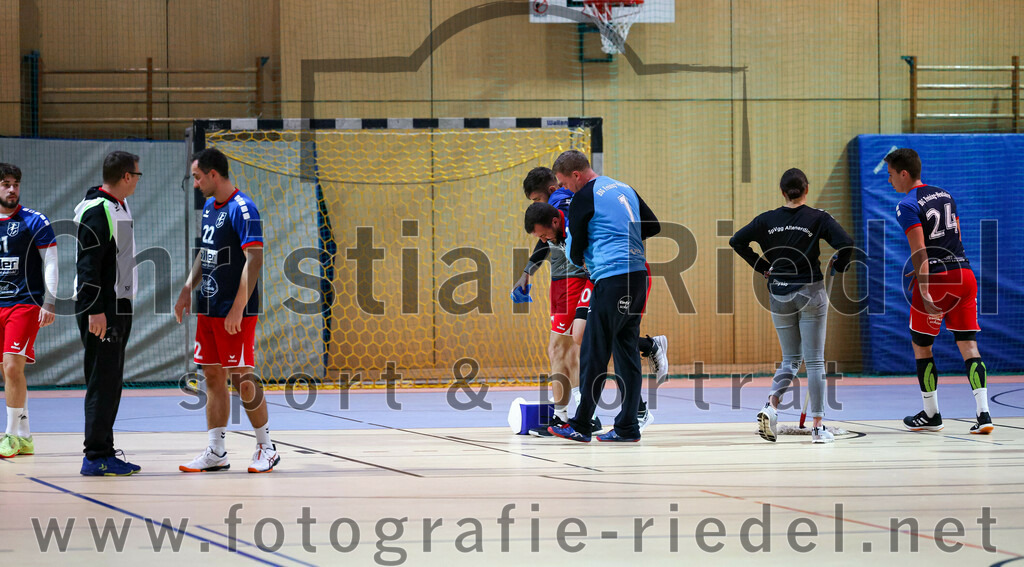 2022-09-24_041_SpVgg_Altenerding_gegen_HSG_Freising-Neufahrn | Erding, Deutschland, 24.09.2022:
Handball, Bezirksoberliga Männer 2022 / 2023, 2. Spieltag, SpVgg Altenerding gegen HSG Freising-Neufahrn, Endergebnis: 18:26

Trainer Erik Brasko (HSG Freising-Neufahrn), Tobias Kapser (HSG Freising-Neufahrn, #22), Janic Bittner (HSG Freising-Neufahrn, #20), Marius Kerber (HSG Freising-Neufahrn, #14)

Foto: Christian Riedel / fotografie-riedel.net