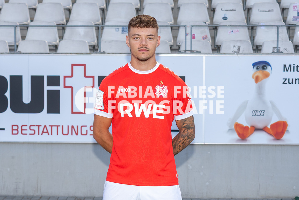 Rot-Weiss Essen; 3. Liga, Portraettermin 2026/2027, Foto: Eibner-Pressefoto/Fabian Friese | Jannik Hofmann (Rot-Weiss Essen, #37),Rot-Weiss Essen; 3. Liga, Portraettermin 2026/2027, Foto: Eibner-Pressefoto/Fabian Friese - Realisiert mit Pictrs.com