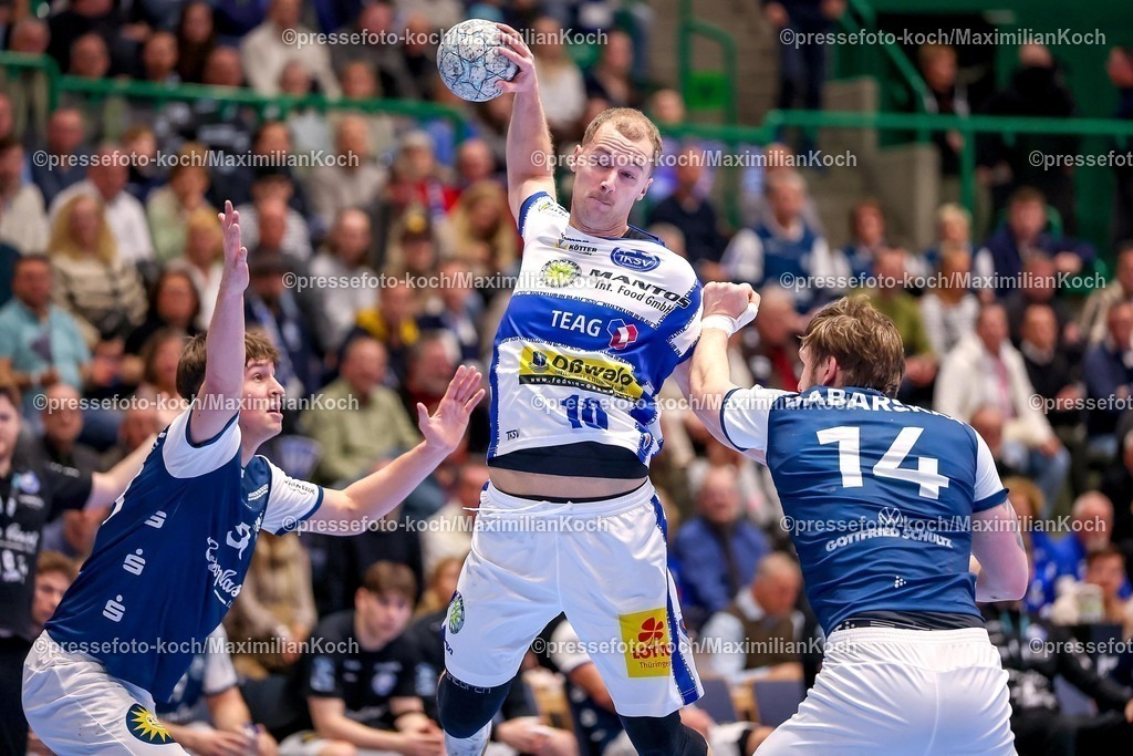 BHC11122501057 | 11.12.2025, Handball, HBL, Bergischer HC - ThSV Eisenach, Unihalle Wuppertal: Soeren Steinhaus (BHC #53) und Gerdas Babarskas (BHC #14) verteidigen gegen Fynn Hangstein (Eisenach #10) 