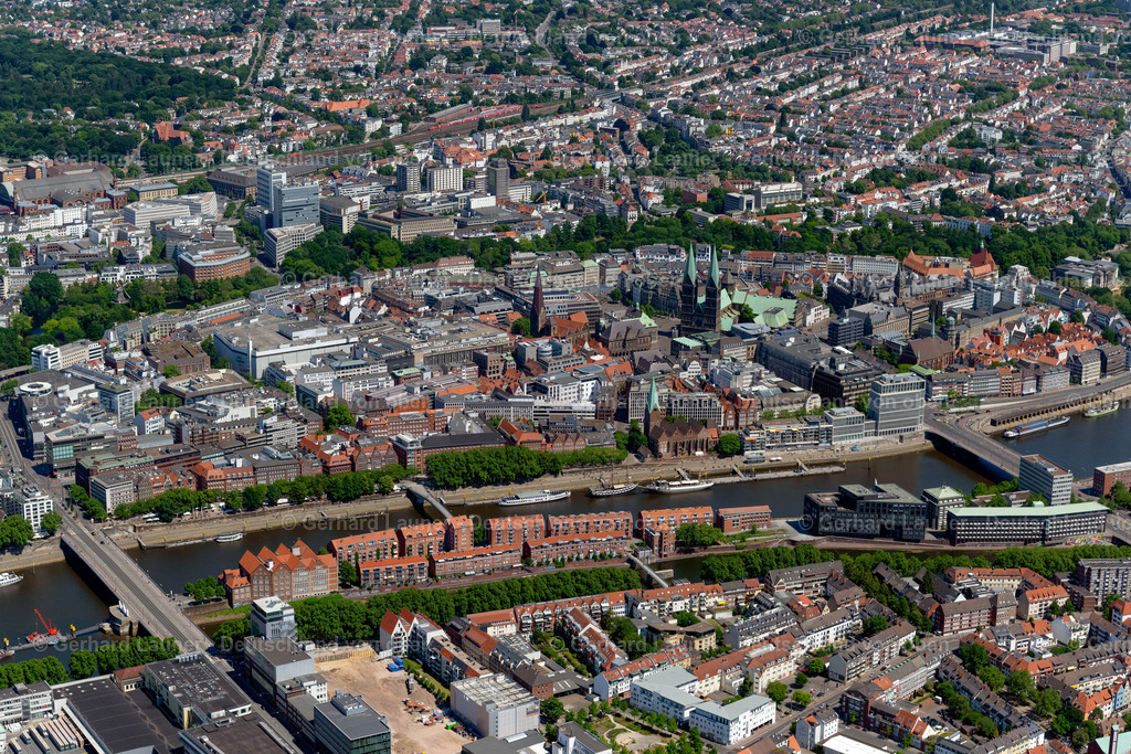 4029357 | BREMEN 01.06.2020 Stadtteilansicht der Altstadt der Hansestadt mit dem mittelalterlichen Stadtviertel Schnoor im Ortsteil Altstadt in Bremen. Schnoor liegt im Süden der Altstadt. // View of the historic city centre of the Hanseatic city with the medieval Schnoor part in the foreground in the district Altstadt in Bremen in Germany. Foto: Gerhard Launer