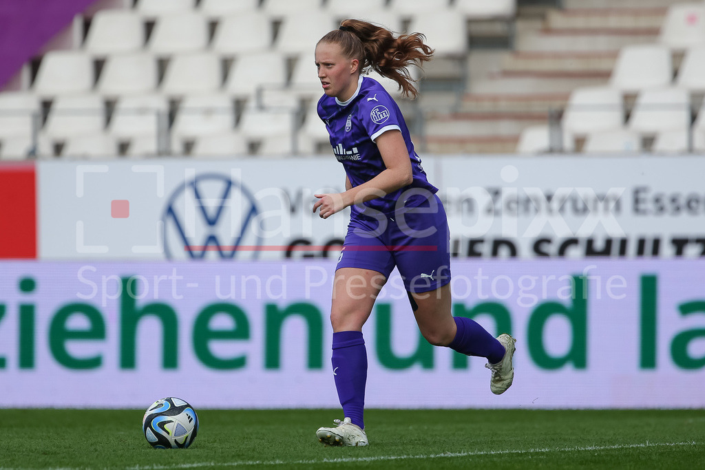 Fussball, Google Pixel Frauen-Bundesliga, SGS Essen - SV Werder Bremen | v.li.: Laura Pucks (SGS Essen, 15) am Ball, Freisteller, Einzelbild, Ganzkörper, Aktion, Action, Spielszene, DIE DFB-RICHTLINIEN UNTERSAGEN JEGLICHE NUTZUNG VON FOTOS ALS SEQUENZBILDER UND/ODER VIDEOÄHNLICHE FOTOSTRECKEN. DFB REGULATIONS PROHIBIT ANY USE OF PHOTOGRAPHS AS IMAGE SEQUENCES AND/OR QUASI-VIDEO.