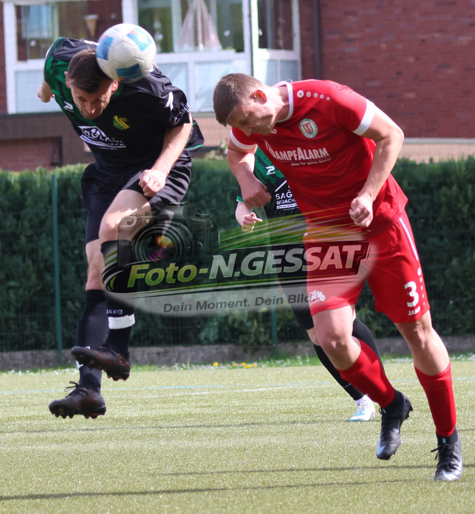 Bünder SV - SC Enger | Auf dem Bild zu sehen: rot Bünder SV: Florian Seymer ; schwarz SC Enger: Waldemar Jurez Bünder SV, SC Enger, Saison 25/26, Kreisliga A, Bünde, Deutschland - Realisiert mit Pictrs.com