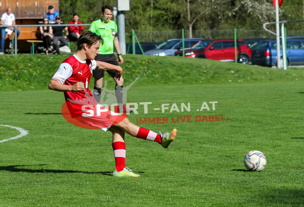 AUSTRIA U15 - MEXICO U15 | Gadler Philip (Referee) THOMAS SCHANDL (Austria #6) ; AUSTRIA U15 - MEXICO U15 am 29.04.2022 in Arnoldstein
(Sportplatz), AUSTRIA, (Photo by Ernst Krawagner sport-fan.at) - Realisiert mit Pictrs.com