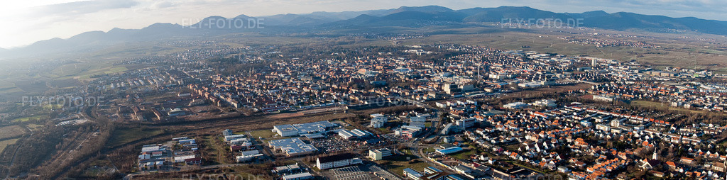 Luftbild: Panorama im Ortsteil Queichheim in Landau im Bundesland Rheinland-Pfalz in Deutschland. Foto: IMG_37161-Bearbeitet.jpg vom 22.01.2011 durch Werner Riehm/FLY-FOTO.deAuflösung des Originals: 11562 x 2868 px