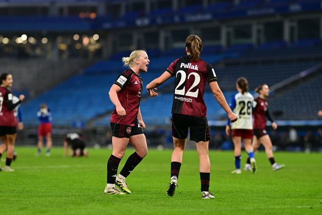 Fußball I Frauen I Saison 2025-2026 I Bundesliga I 10. Spieltag I Hamburger SV - 1. FC Nürnberg I 47471 | Jubel, Begeisterung, Enthusiasmus, Euphorie, Freude, Glücksgefühl, Heiterkeit bei: Aleigh Gambone (16, 1. FC Nürnberg) Julia Pollak (22, 1. FC Nürnberg) - Realisiert mit Pictrs.com