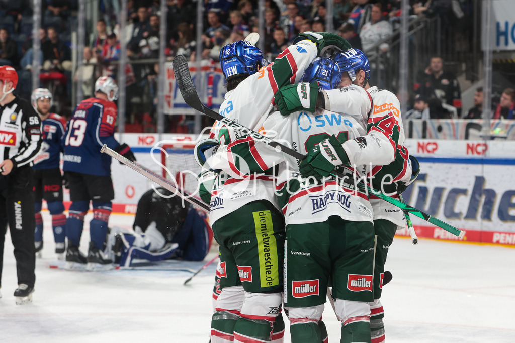 Nuernberg ICE Tigers - Augsburger Panther | Die Panther freuen sich ueber den Treffer zum 2-3 durch David STIELER (AEV #21)