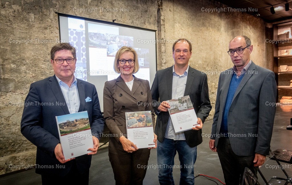 DSC_9848 | Bensheim,Zehntscheuer, Lorsch, Zehntscheune: Archäologie-Buch von Grabungsleiter Dieter  Lammers wird vorgestellt , von links: Dr. Albrecht Weiland (Verleger), Kirsten Worms, (Leiterin der Verwaltung der Staatlichen Schlösser und Gärten Hessen, Dieter Lammers, Prof. Dr. Matthias Untermann Professur für Mittelalterliche Kunstgeschichte in HD, ,, Bild: Thomas Neu