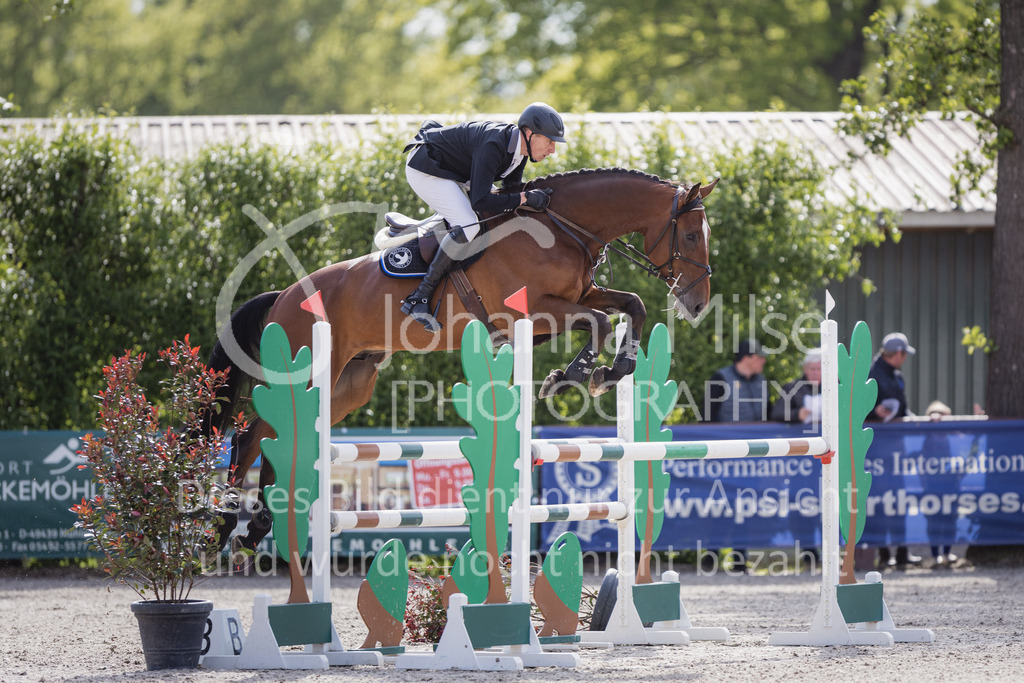 230516_Mühlen_05SprPf-L-515 | Deine schönsten Turniermomente als professionelle Fotos! Entdecke hochwertige Pferdesport-Fotografie im Online-Shop. Jetzt Fotos finden & bestellen!