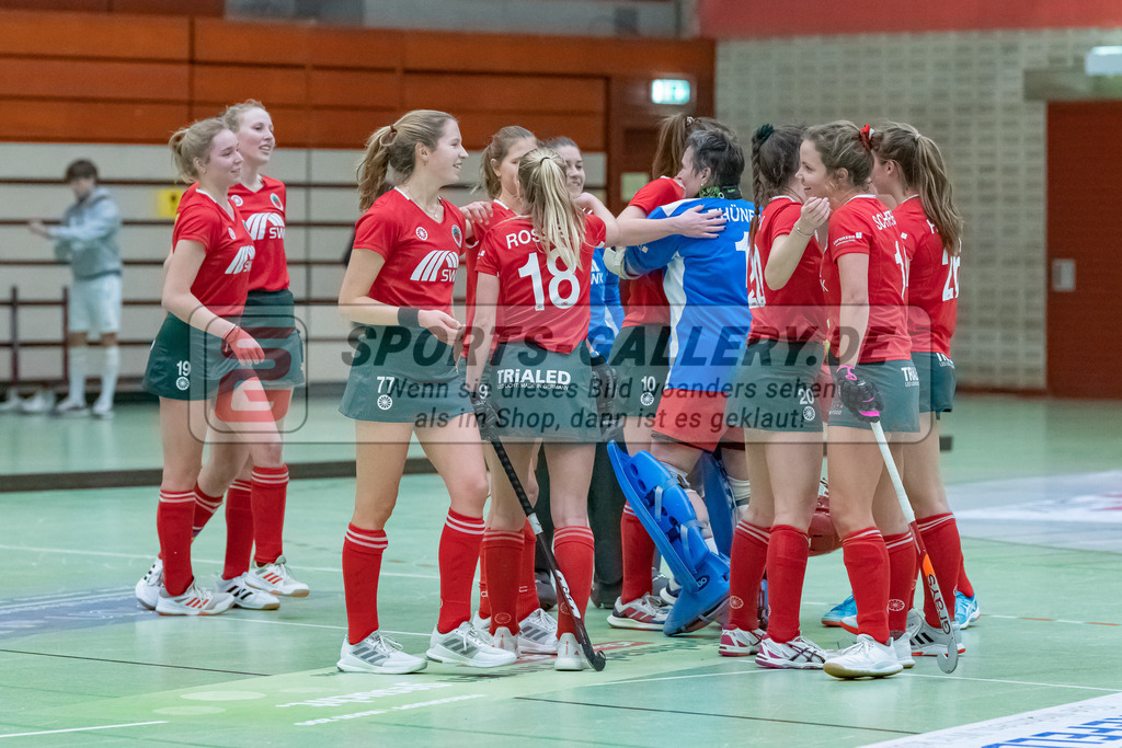 HK_20230122_103126 | 1. Bundesliga ( Halle ) Damen Crefelder HTC - Rot-Weiss Köln am 22.1.2023 Crefelder HTC  ( CHTC ) Halle Glockenspitz , Krefeld , Krings Lynn ( Crefelder HTC #19 ) , Michler Nele ( Crefelder HTC #77 ) , Rosser Mia ( Crefelder HTC #18 ) , Sonja Thüner Torfrau ( Crefelder HTc #1 ) , Causin Anna-Sopie ( Crefelder HTC #20 ) , Schneider Johanna ( Crefelder HTC #14 )