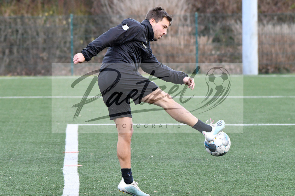20200131_TRAOSN_0117 | Fußball, Herren: Kevin Wolze (VfL Osnabrueck) in Aktion, am Ball, Einzelaktion waehrend der Trainingseinheit des VfL Osnabrueck im Sportpark Illoshoehe am 31.01.2020 in Osnabrueck, Deutschland. - Realisiert mit Pictrs.com
