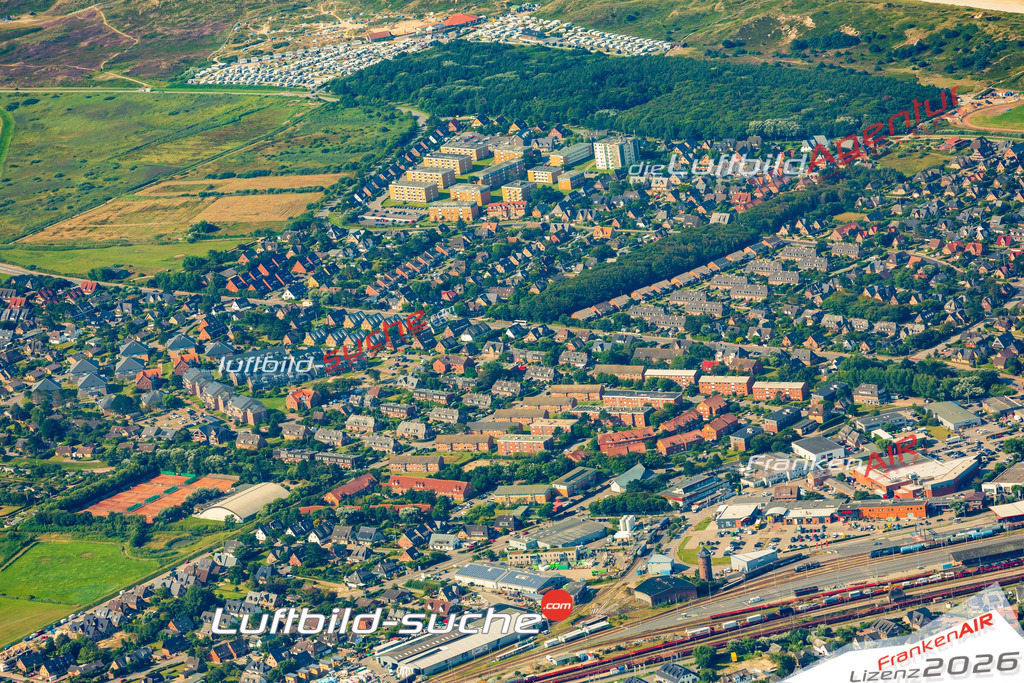 Schrägluftbild  Westerland  Sylt - Das Luftbild wurde 2025 vom UL-Flugzeug heraus erstellt (ohne Drohne- keine Drohnenaufnahme ) - Hochauflösende Luftaufnahme -Nicht vergleichbar mit Google Maps oder Satelittenbilder- Die Geschenkidee !Mit Lizenz und Bildrechte bestellbar