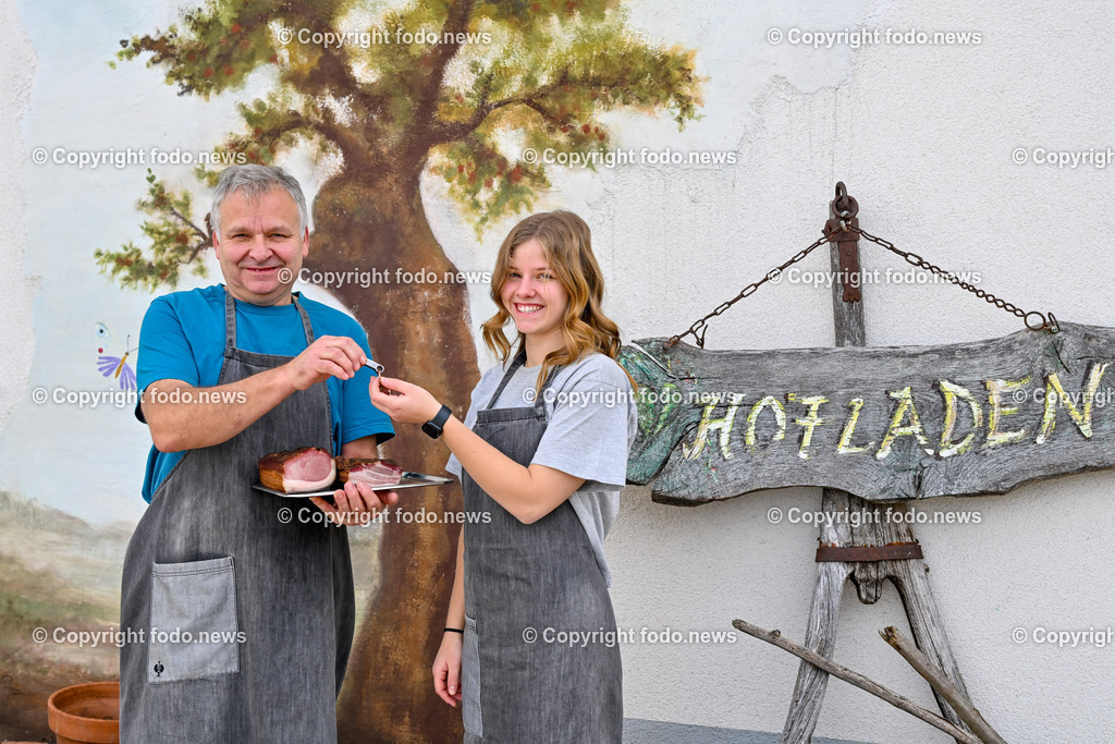Rosstauscherhof_ Hofladen_ Grensberg_ 10.11.2023-1 | 10.11.2023, Grensberg, AUT, Rosstauscherhof, Hofladen, im Bild Erich Innendorfer (59) und Mona Innendorfer (18) bei der symbolischen Uebergabe, Schluessel zum Hofladen