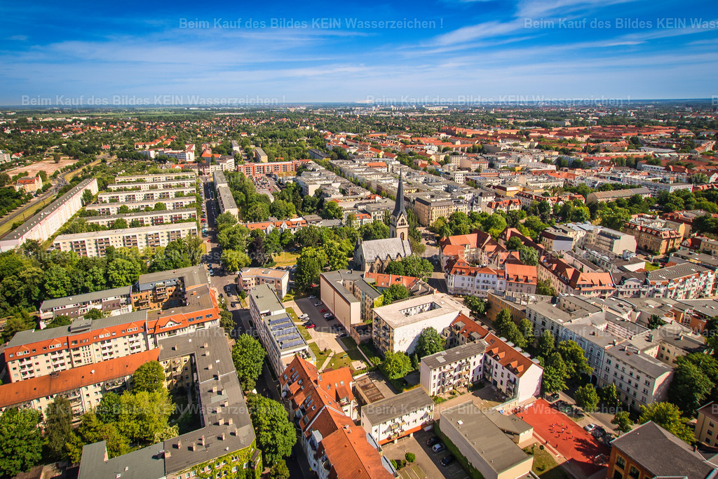 Magdeburg_Stadtfeld_Kleestraße_Goethe_Liebermann_Puschkin_Pauluskirche-6133 | Dieses Luftbild zeigt einen charakteristischen Bereich des Magdeburger Stadtteils Stadtfeld zwischen Liebermannstraße, Goethestraße und Immermannstraße. Aus der Vogelperspektive wird die geschlossene gründerzeitliche Bebauung besonders deutlich sichtbar. Die historischen Wohnhäuser mit ihren Innenhöfen, Baumreihen und typischen Straßenzügen verleihen diesem beliebten Wohnviertel seinen unverwechselbaren Charme.Das sonnige Wetter sorgt für klare Sichtverhältnisse und setzt die architektonischen Strukturen eindrucksvoll in Szene. Die Dächer, Fassaden und Grünflächen bilden ein harmonisches Stadtbild, das die hohe Wohnqualität des Viertels unterstreicht. Stadtfeld zählt heute zu den gefragtesten Wohnlagen Magdeburgs und verbindet urbanes Leben mit gewachsener Nachbarschaft und kurzen Wegen in die Innenstadt.Im Hintergrund ist die markante Pauluskirche zu erkennen, deren Turm weithin über die Dächer des Stadtteils hinausragen. Sie gehört zu den bedeutenden Sakralbauten Magdeburgs und prägt die Silhouette des Viertels seit mehr als einem Jahrhundert.Die Aufnahme vermittelt einen eindrucksvollen Eindruck von der historischen Architektur, den großzügigen Wohnquartieren und dem besonderen Charakter des Stadtteils Stadtfeld in Magdeburg. - Realisiert mit Pictrs.com
