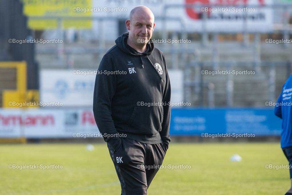 Bogdan Komorowski | 08.11.2025, Fußball, Regionalliga West, SSVg Velbert - SC Wiedenbrück: SSVg Trainer Bogdan Komorowski im Portrait - Realisiert mit Pictrs.com