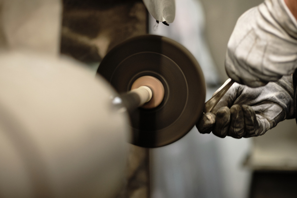 händisches Polieren eines Silberbesteckes | Wien, Austria - April 20, 2021: Jarosinski &amp; Vaugoin; händisches Polieren eines Silberbesteckes. - Realisiert mit Pictrs.com