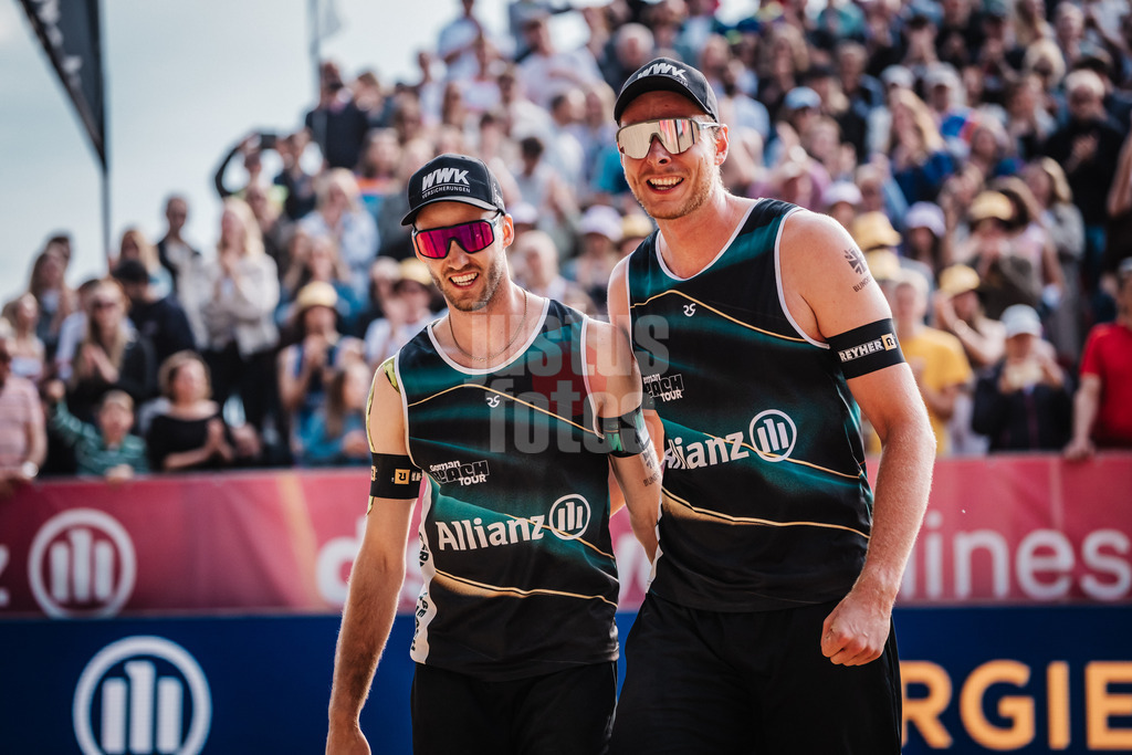 Beachvolleyball | Männer | Allianz German Beach Tour 2025 | Tourstop Düsseldorf | 18.05.2025 | v.l. Clemens Wickler und Nils Ehlers freuen sich nach dem Satzgewinn