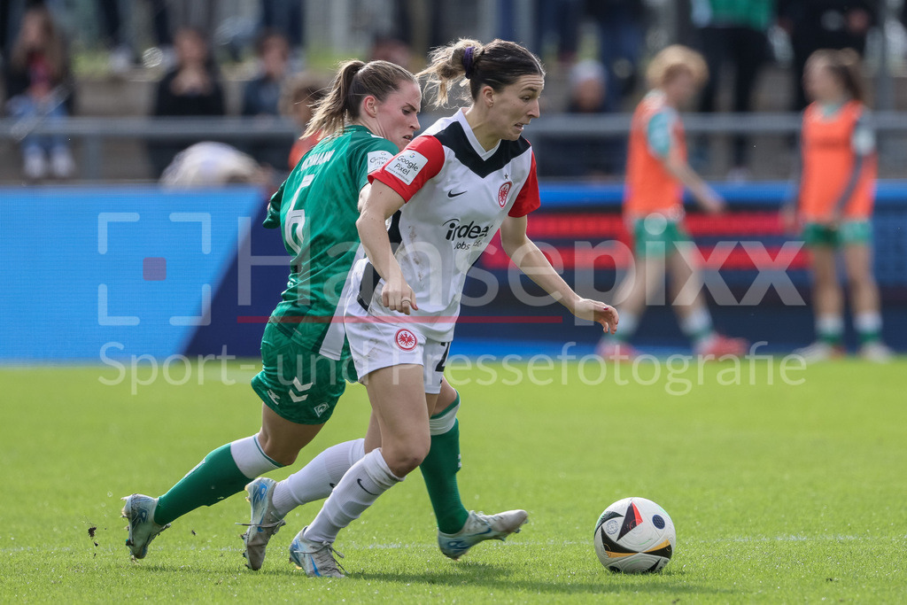 Fussball, Google Pixel Frauen-Bundesliga, Eintracht Frankfurt - SV Werder Bremen | v.li.: Reena Wichmann (SV Werder Bremen, 6) und Barbara Dunst (Eintracht Frankfurt, 28) im Zweikampf, Duell, Dynamik, Aktion, Action, Spielszene, DIE DFB-RICHTLINIEN UNTERSAGEN JEGLICHE NUTZUNG VON FOTOS ALS SEQUENZBILDER UND/ODER VIDEOÄHNLICHE FOTOSTRECKEN. DFB REGULATIONS PROHIBIT ANY USE OF PHOTOGRAPHS AS IMAGE SEQUENCES AND/OR QUASI-VIDEO.