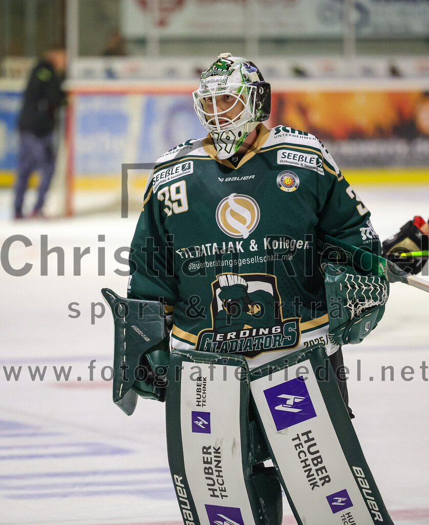 2025-08-22_096_TSV_Erding_gegen_EV_Fuessen | Erding, Deutschland, 22.08.2025:Eishockey, Oberliga Süd 2025 / 2026, Testspiel, TSV Erding gegen EV Füssen, Endergebnis: 1:4Torwart Leon Meder (Erding Gladiators, #39)Foto: Christian Riedel / fotografie-riedel.net