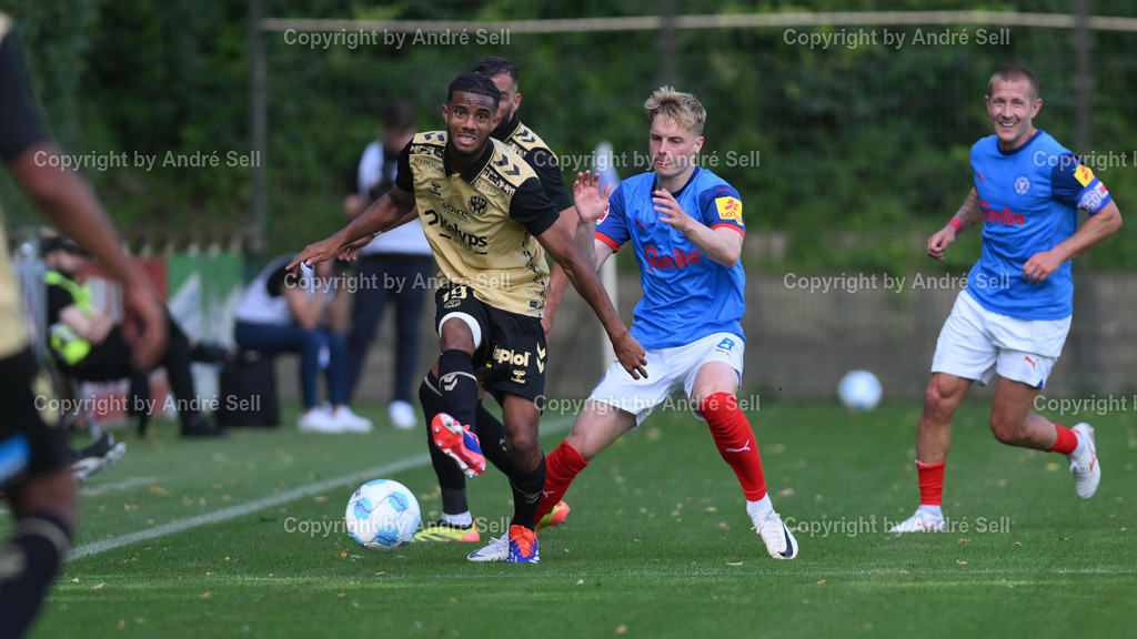 Holstein Kiel vs AS Saint-Etienne | Finn Porath (Kiel #8) / Marwann Nzuzi (Etienne #19)Testspiel: Holstein Kiel vs AS Saint-Etienne / Citti Fussball Park - Projensdorf / Kiel / 10.08.24 - Realisiert mit Pictrs.com