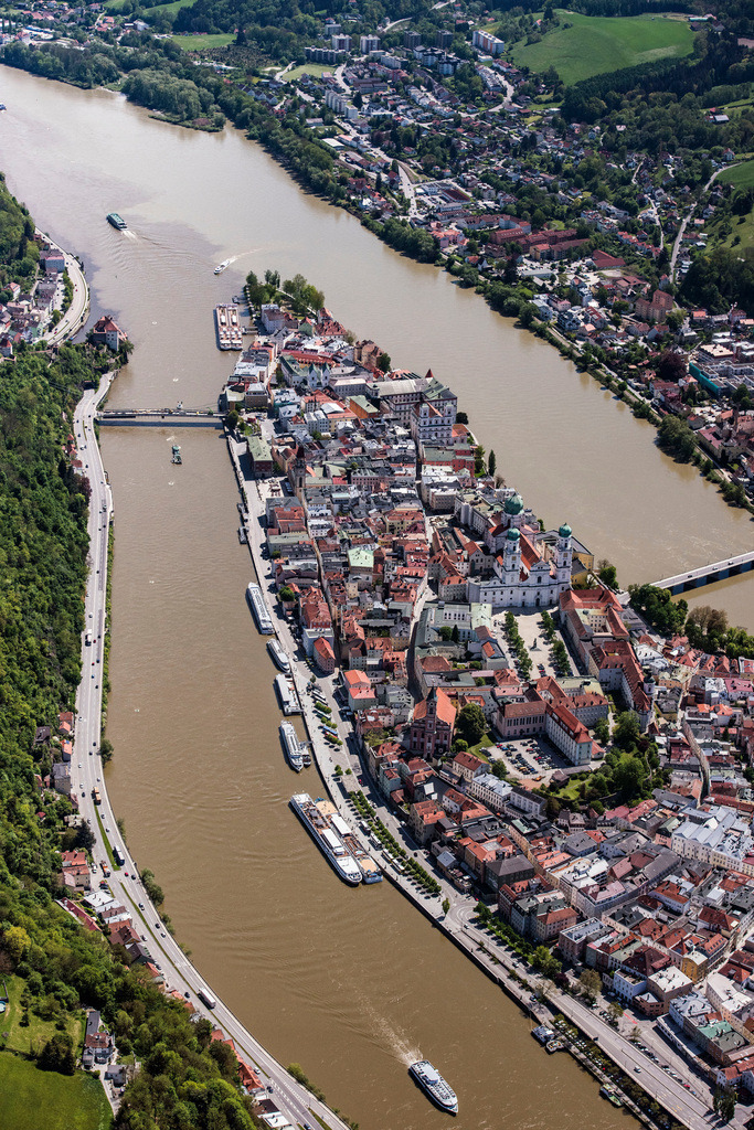 dr__0012612.jpg | PASSAU 11.05.2017 Die kreisfreie Universitätsstadt Passau im Bundesland Bayern. Aufgrund des Zusammenflusses der Flüsse Ilz, Inn und Donau, wird Passau auch "Dreiflüssestadt" genannt. // The university town of Passau in the state of Bavaria. Because of the junction of the rivers Ilz, Inn and Danube, Passau is also called "Three Rivers Town". Foto: Daniel Reiter