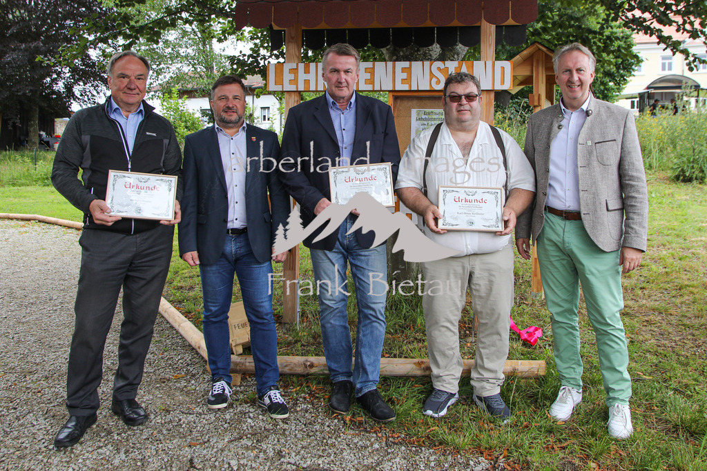 OE7A0799 | Danke an Mitglieder welche sich mit Ihrem Engagement hervor getan haben. v.l. Bernd Ullmann, Petr Dopan, karl Heinz Keilhofer ( Bgm, und Landrat )