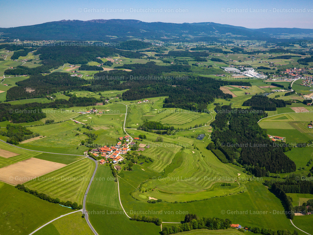 2724207 | Golf-Club Poppenreut POPPENREUT 19.05.2007 Landwirtschaftliche Nutzflächen und Feldgrenzen  umsäumen das Siedlungsgebiet des Dorfes in Poppenreut im Bundesland Bayern, Deutschland // Agricultural land and field boundaries surround the settlement area of the village  in Poppenreut in the state Bavaria, Germany Foto: Gerhard Launer