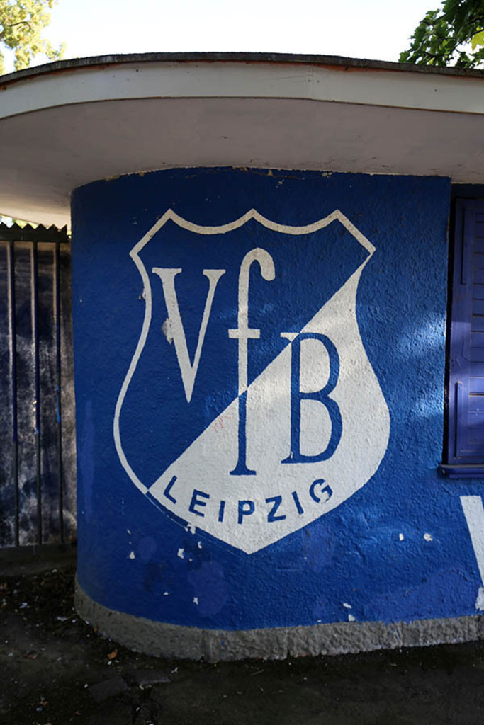 1. FC Lokomotive Leipzig - Emblem des VfB Leipzig am Eingang des Bruno-Plache-Stadions | Entdecke über 20 Kategorien Leipzig-Motive: Foto-Downloads, hochwertige Poster, Leinwand- & Fine-Art-Prints. Jetzt Lieblingsfoto im Bildlexikon Leipzig Shop bestellen!