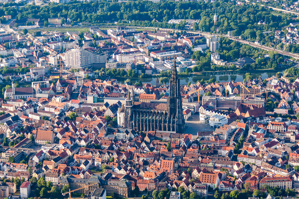 Luftbild: Ulmer Münster im Ortsteil Mitte in Ulm im Bundesland Baden-Württemberg in Deutschland. Foto: IMG_67220.jpg vom 08.06.2014 durch Werner Riehm/FLY-FOTO.de